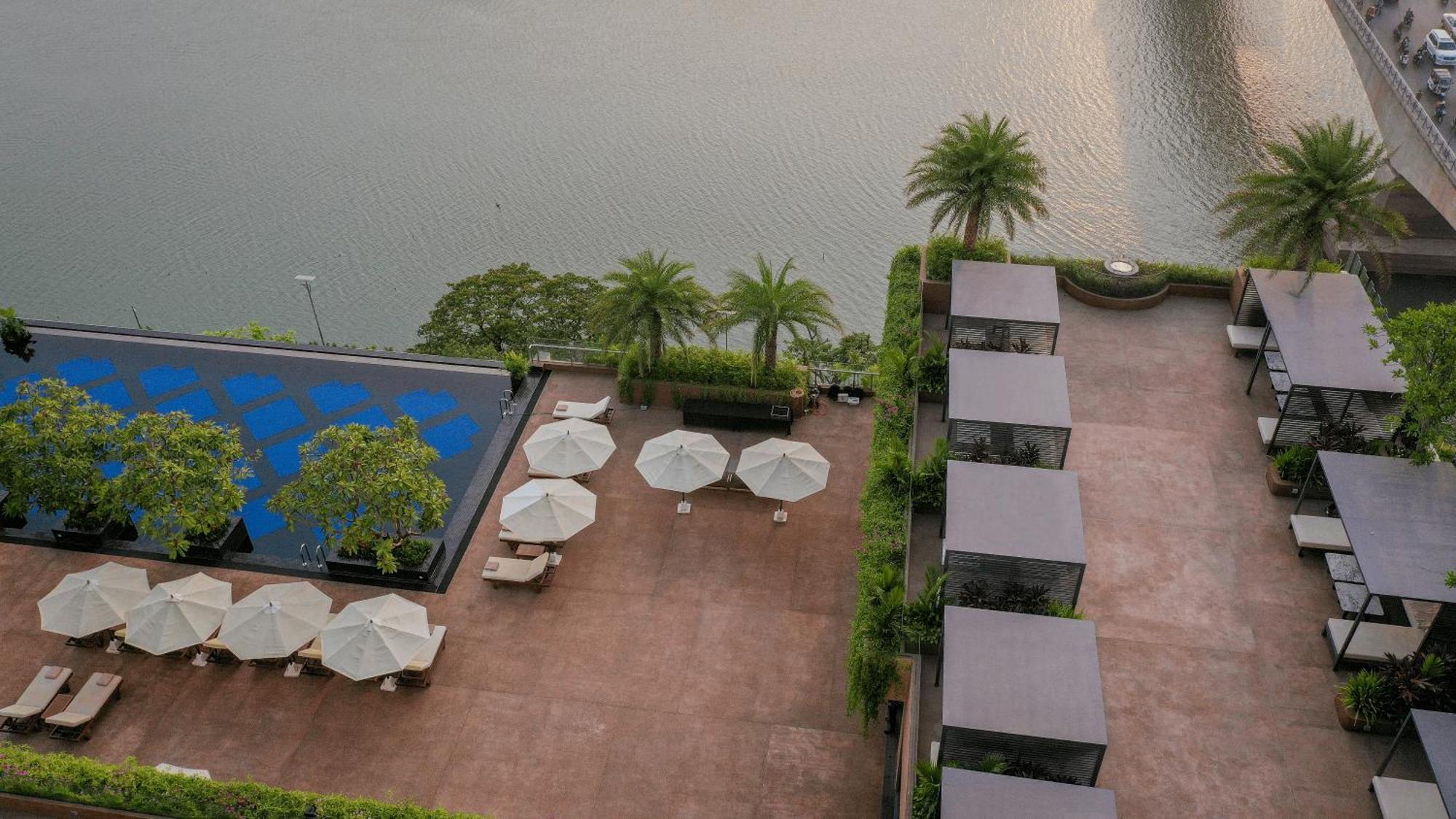 Sun & Moon, Riverside Hotel Phnom Penh Extérieur photo