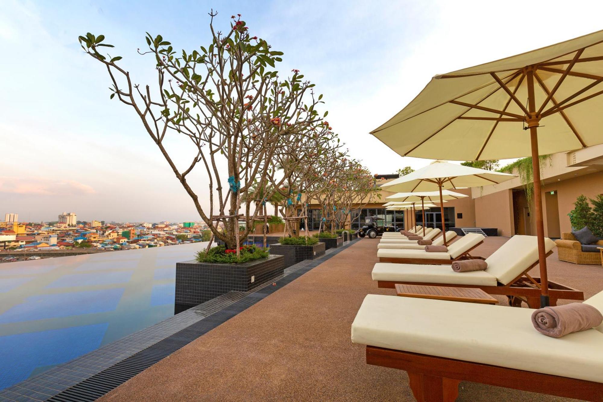Sun & Moon, Riverside Hotel Phnom Penh Extérieur photo