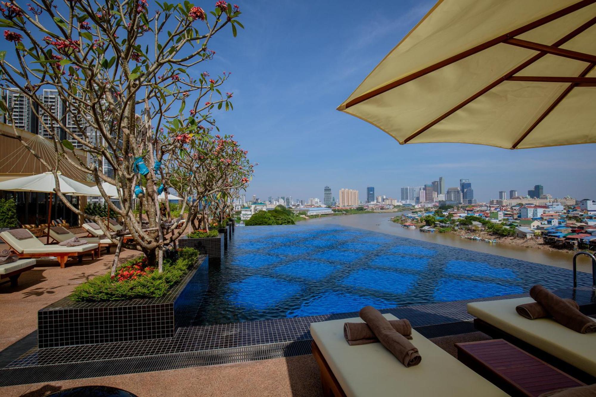Sun & Moon, Riverside Hotel Phnom Penh Extérieur photo