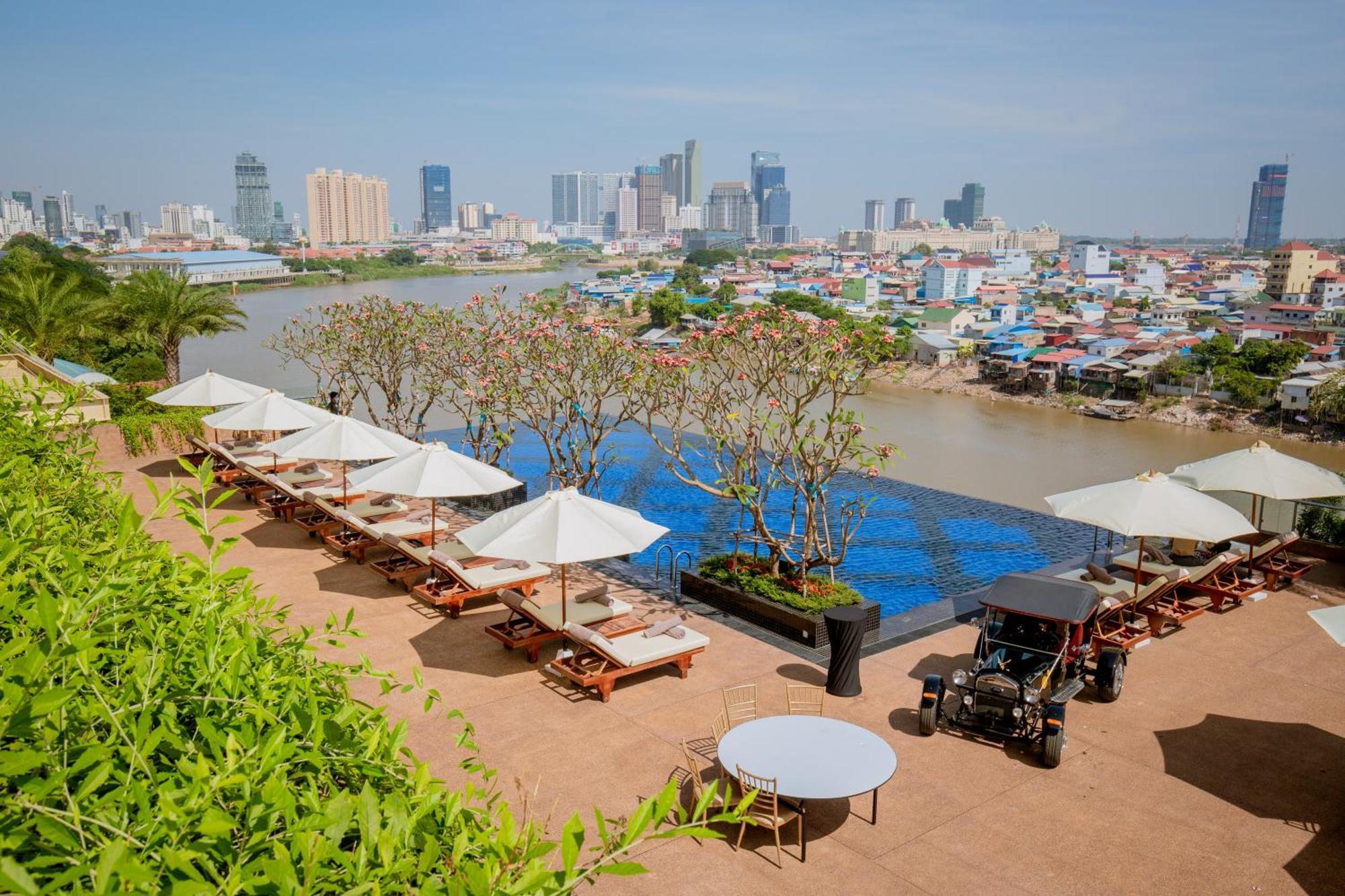 Sun & Moon, Riverside Hotel Phnom Penh Extérieur photo