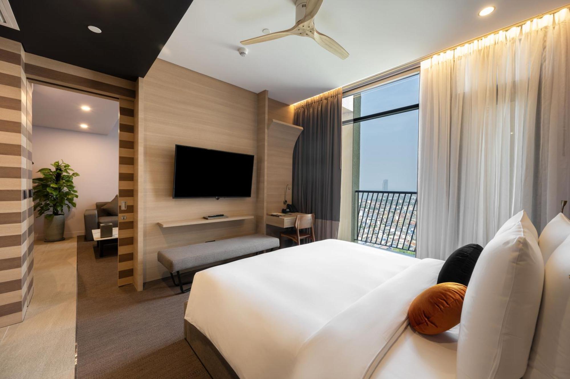 Sun & Moon, Riverside Hotel Phnom Penh Extérieur photo