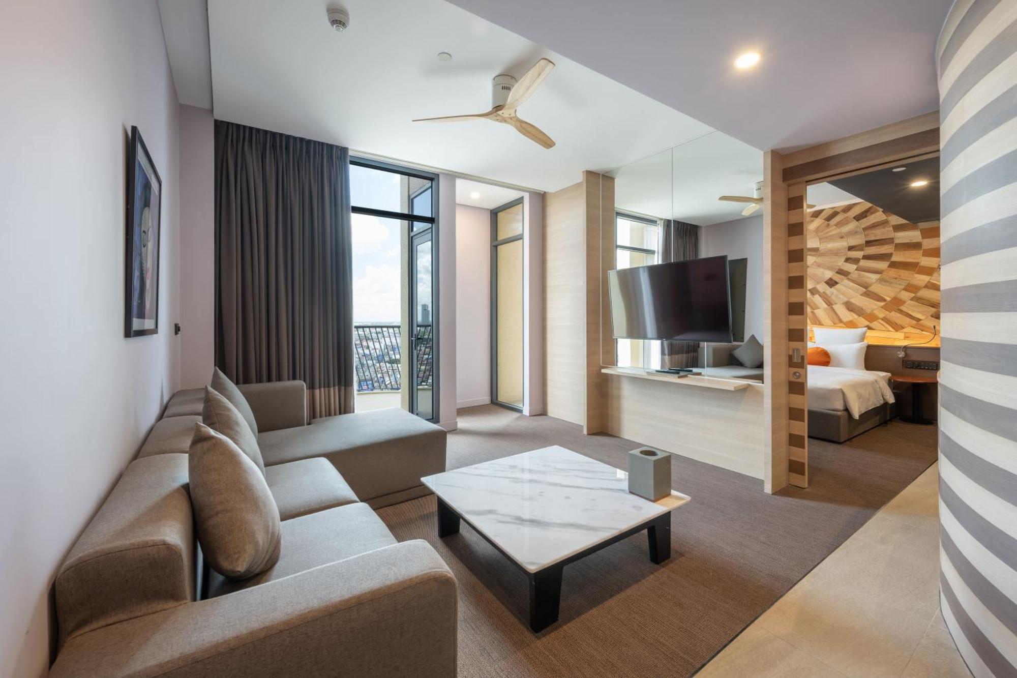Sun & Moon, Riverside Hotel Phnom Penh Extérieur photo