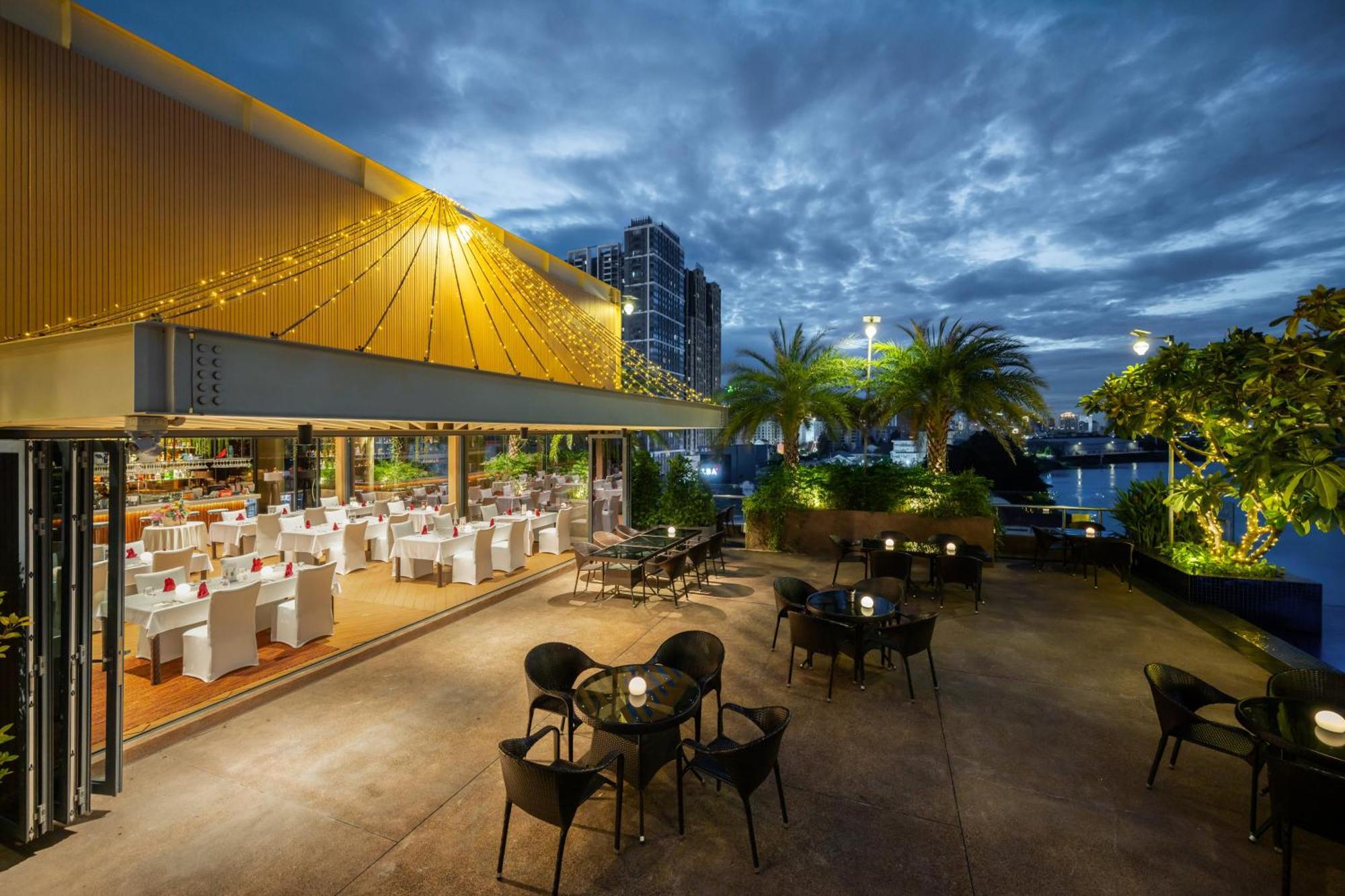 Sun & Moon, Riverside Hotel Phnom Penh Extérieur photo